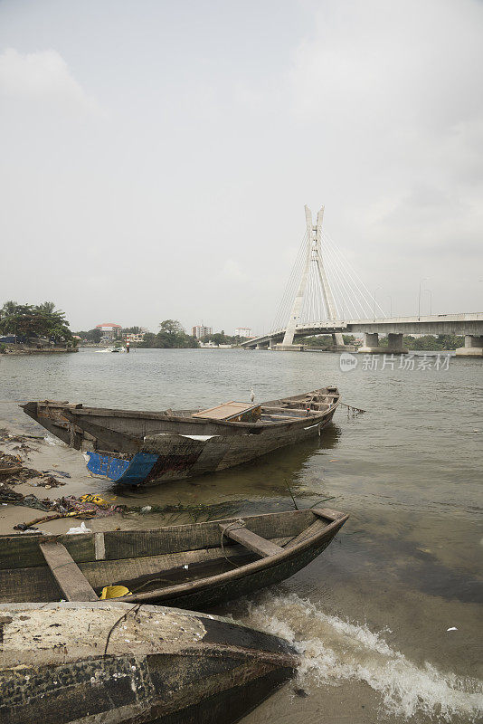 尼日利亚拉各斯的Lekki Ikoya桥和传统渔船